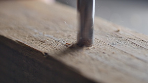 近景钻头在木头上钻孔飞扬的木屑和灰尘室内设计和家居装饰27秒视频