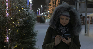 女性在街上行走并佩戴圣诞节装饰品14秒视频