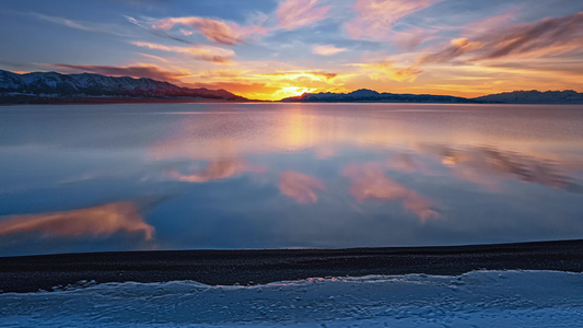 新疆赛里木湖唯美水面日落延时视频