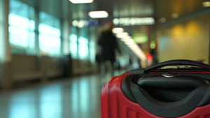 机场内的红色行李箱11秒视频