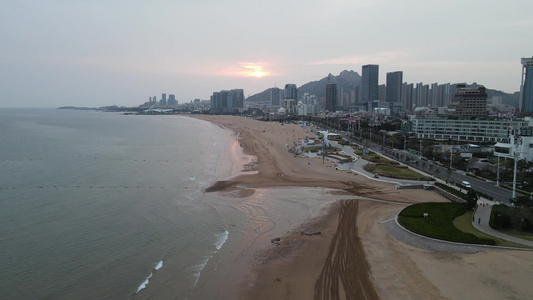 航拍山东青岛海滨城市大海海岸线视频