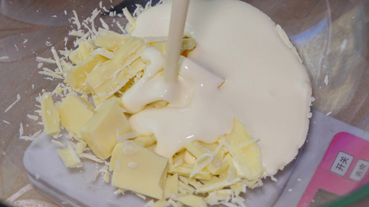 切碎融化白巧克力做甜品原料视频