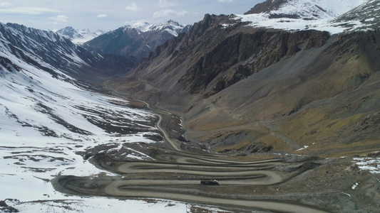 卡车在高山的公路通行证上行驶空中垂直俯视图无人机向前视频