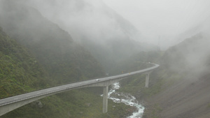 在阿瑟过道高速公路的清晨下大雨16秒视频