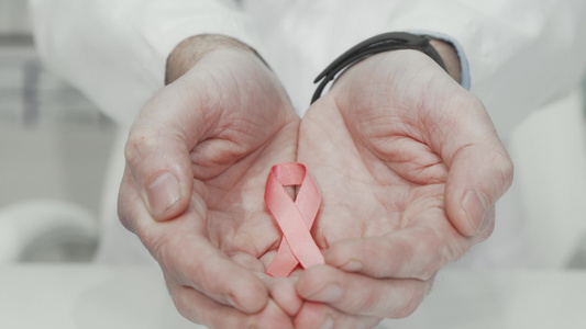 医生手中的乳腺癌意识粉红丝带视频