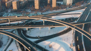 城市阳光明媚的冬日复杂的立交桥和道路交通31秒视频