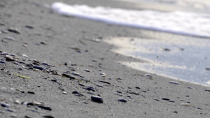 海边的石块蓝海的丝绸波背景19秒视频