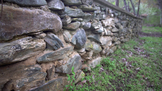 古老的石墙从粗石头的古老墙壁视频