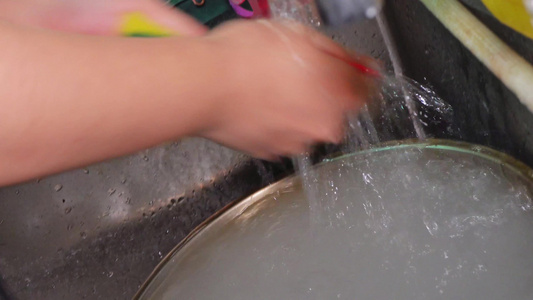 【镜头合集】刷碗洗碗水池子水龙头做家务视频