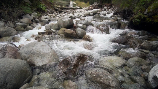 山川流小水落下弯曲着圆石石岩缓慢运动视频