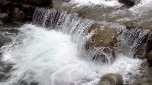 清澈的山河溪流14秒视频