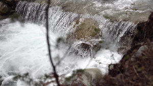 环绕着岩石的山河溪流16秒视频