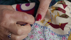 妇女缝补拼贴艺术33秒视频