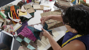 妇女缝补拼贴艺术42秒视频