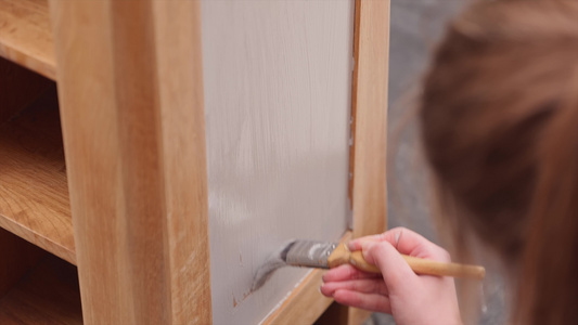 妇女绘画木制家具视频
