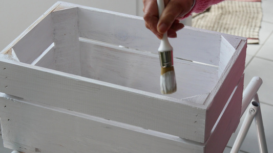 油漆一个木箱的装饰画视频