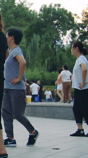 广场舞大妈慢动作【该视频无肖像权，请勿商用】公园健身68秒视频