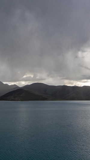 延时西藏羊卓雍措暴雨素材自然风光16秒视频