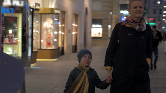 晚上在奥斯特里亚的Vionna广场上一个年轻母亲带视频