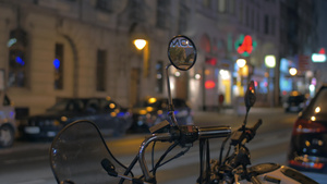 在奥斯特里亚晚上街上看到摩托车的镜子21秒视频