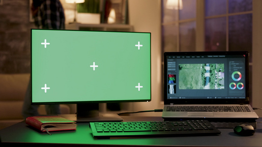 在主办公室安装带绿色屏幕的计算机监视器视频