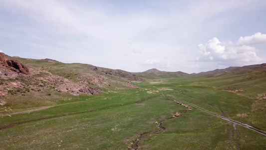 绿色的山丘和带岩石的峡谷视频