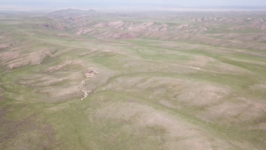 绿色的山丘和带岩石的峡谷视频