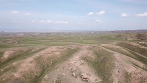 绿色的山丘和带岩石的峡谷13秒视频