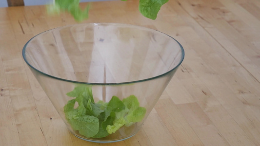 在一个玻璃碗里生菜沙拉慢动视频