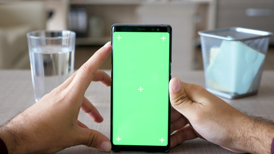 雄手握着智能手机绿色屏幕染色体模拟视频