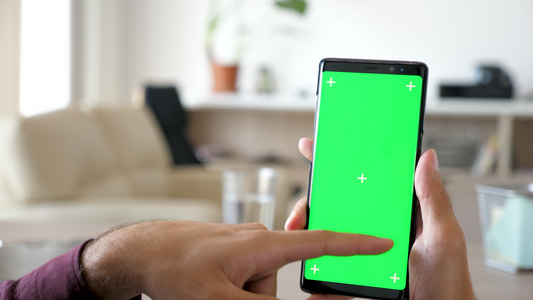 近身人使用现代智能手机用绿色屏幕染色体来模拟它视频