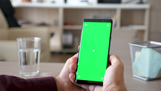 男性手握智能手机绿色屏幕染色体模拟视频