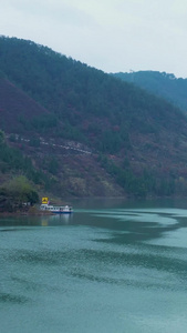 航拍大河水面蜿蜒崎岖大山重峦叠嶂大气磅礴视频素材视频