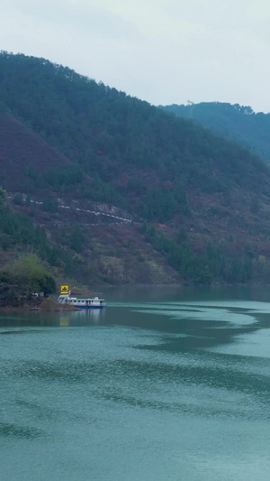 航拍大河水面蜿蜒崎岖大山重峦叠嶂大气磅礴视频素材55秒视频