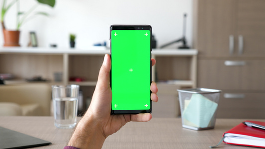 男人拥有现代智能手机用绿色屏幕染色体模拟视频