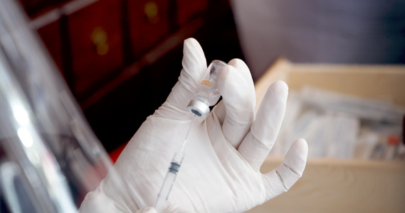4k实拍医务人员注射疫苗[抗毒素]视频