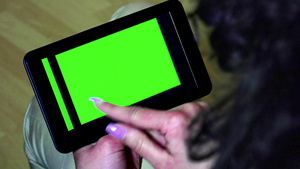 使用绿色屏幕的平板的商业女性15秒视频