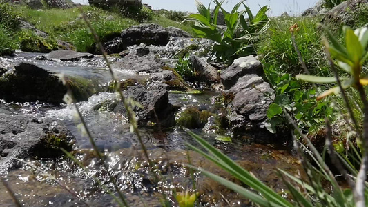 绿色比利牛山脉中的小型瀑布级联慢动视频