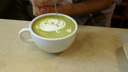 咖啡厅的热辣椒茶绿茶在咖啡馆里做烤肉面和心型拿铁艺术视频