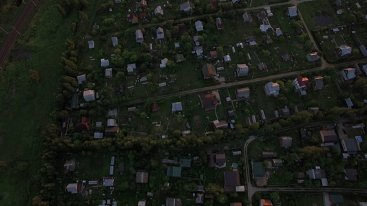 夏季日落时的乡村住房最高视图俄罗斯视频