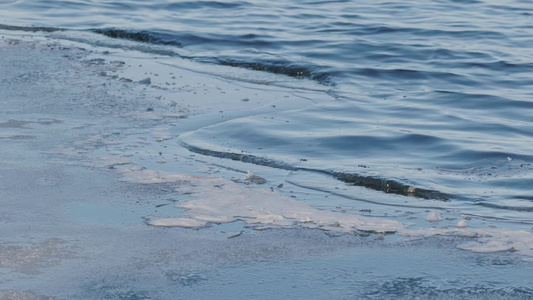 寒冷冬季湖面结冰波浪视频