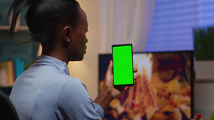 女士看绿色屏幕智能手机在家放松一下笑声15秒视频