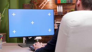 公司职员在办公室使用绿幕电脑21秒视频