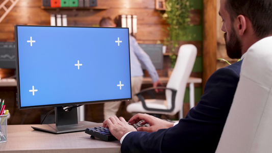 办公室中商人的背影在电脑屏幕上打字装模版视频