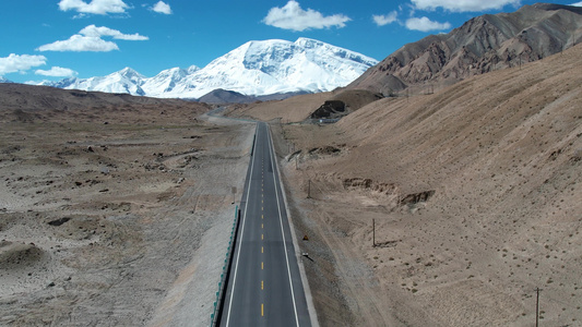 航拍新疆昆仑山脉雪山喀喇公路视频视频