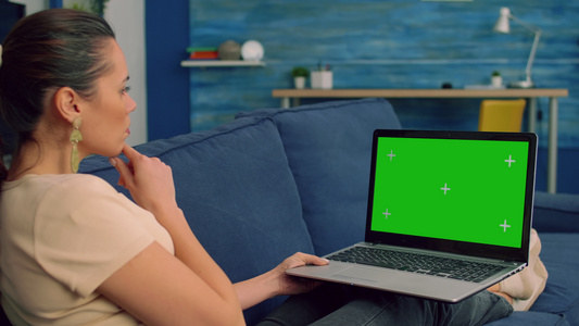 追踪女免费通心员在假冒绿色屏幕染色体手提笔记本电脑视频