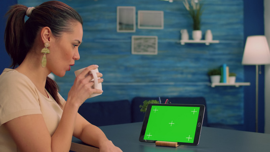 持有用绿色屏幕模拟的触摸板的自由自由职业者视频