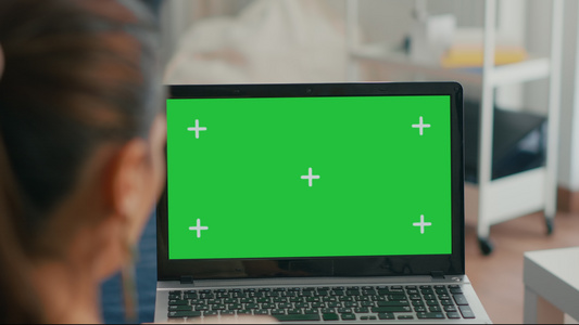 关闭笔记本电脑模拟绿色屏幕染色仪显示视频