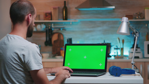 商人使用绿色屏幕的电脑15秒视频