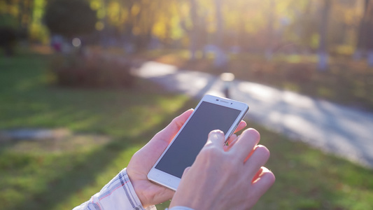 年轻女性使用智能手机及绿色屏幕留在城市广场视频